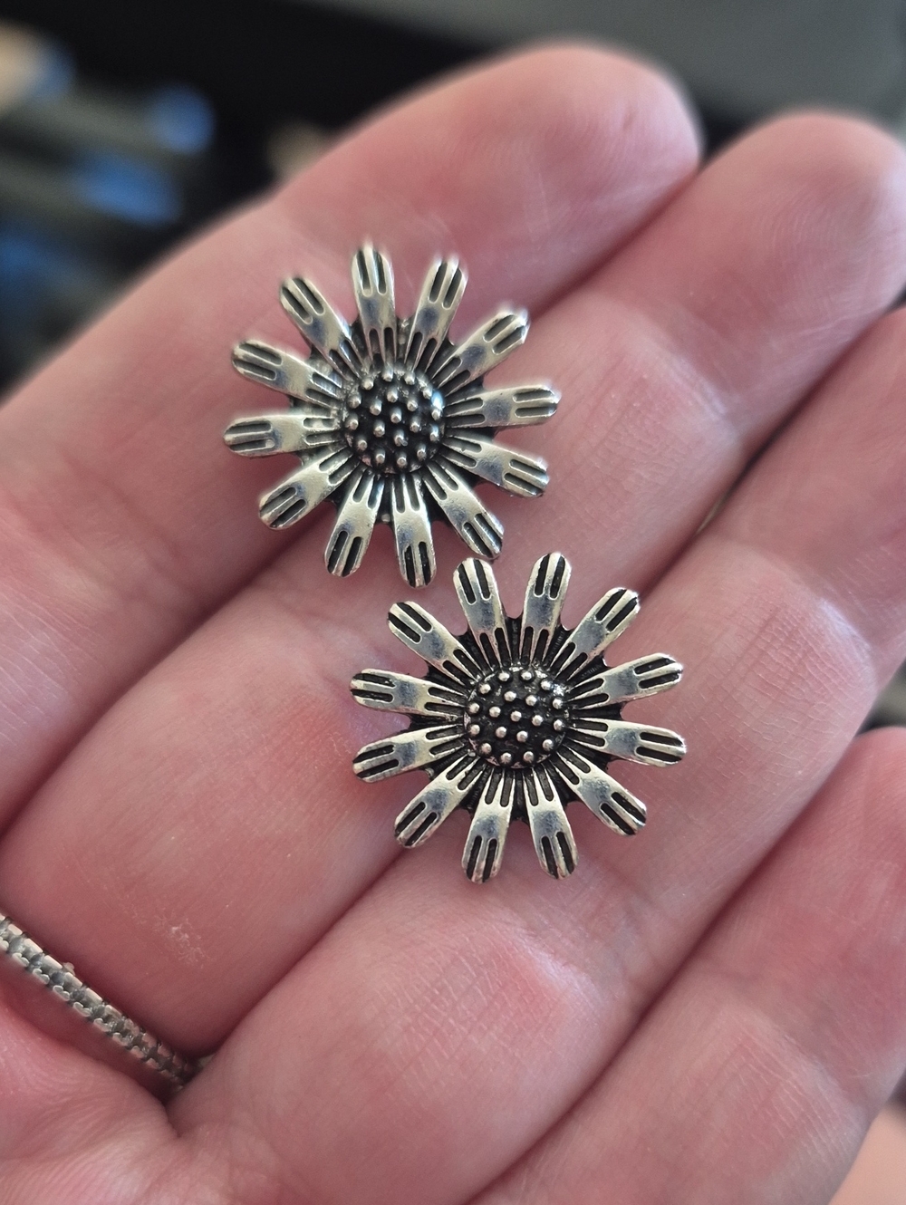 Fashion Jewelry Silver Floral Daisy Stud Earrings